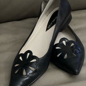 Ladies Bandolini black flats with dressy cutout design. Sz.7 .5M